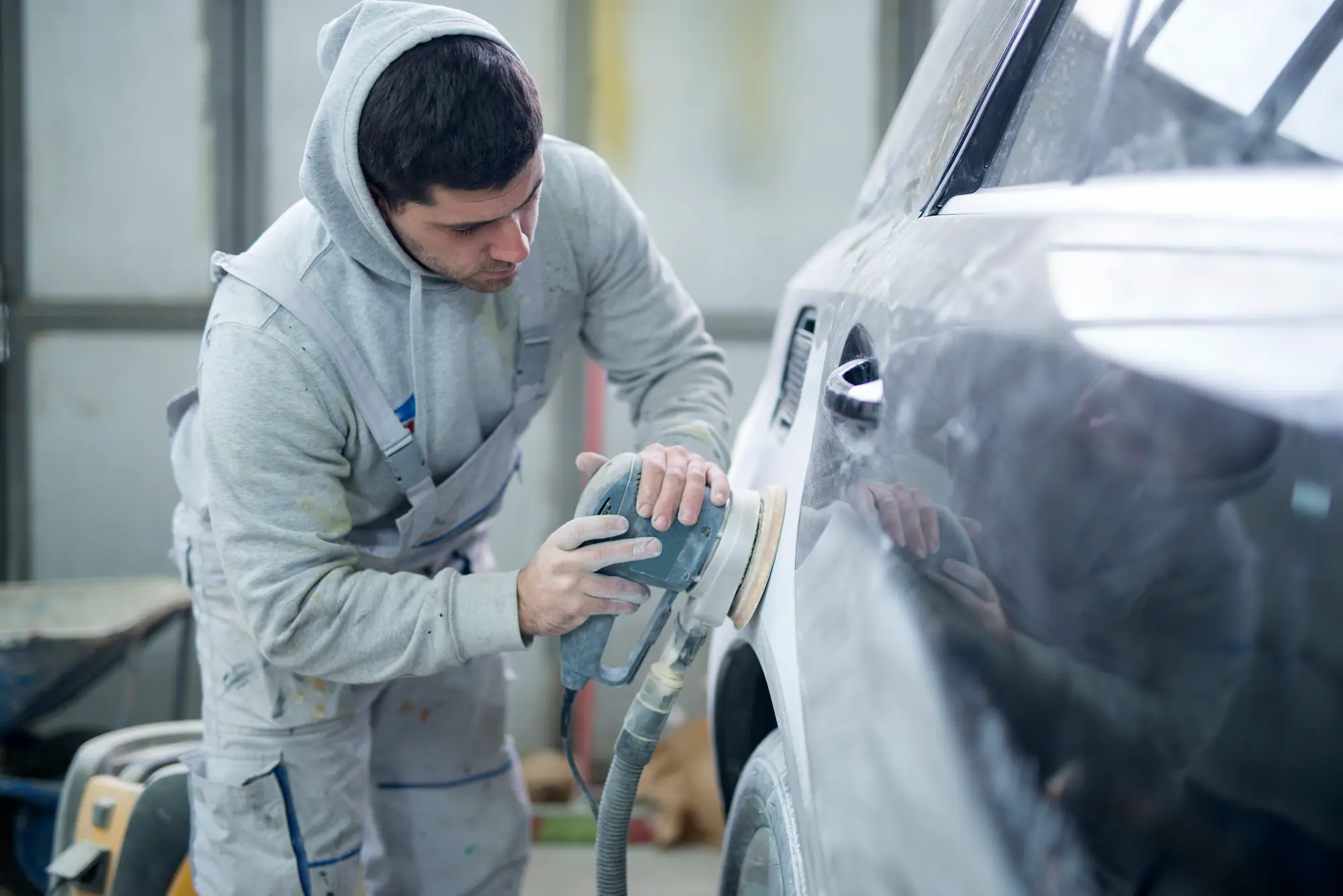 plan reparateur professionnel preparant vehicule pour nouvelle peinture