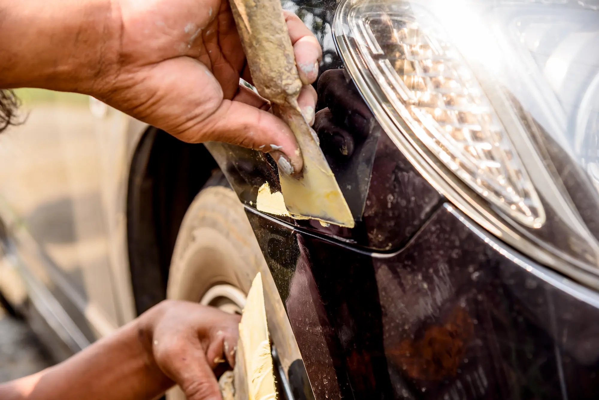 reparateur mecanicien reparateur griffe corps voiture se prepare peinture 1